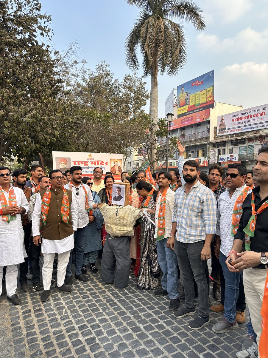 NRS_Rathore's tweet photo. कल नई दिल्ली में आयोजित AI Summit जैसे महत्वपूर्ण अंतरराष्ट्रीय मंच पर कांग्रेस कार्यकर्ताओं द्वारा किया गया असंसदीय और अराजक व्यवहार न केवल लोकतांत्रिक मर्यादाओं के विरुद्ध है, बल्कि भारत की वैश्विक छवि को धूमिल करने का दुर्भाग्यपूर्ण प्रयास भी है।

इसी के विरोध में भारतीय जनता पार्टी, उदयपुर द्वारा जोरदार विरोध प्रदर्शन किया। साथ ही, कांग्रेस के नेता राहुल गांधी का पुतला दहन कर स्पष्ट संदेश दिया कि राष्ट्रहित से खिलवाड़ किसी भी सूरत में स्वीकार नहीं किया जाएगा।

@BJP4India @BJP4Rajasthan @madanrrathore @ShankarGora 
@BJYMinRaj