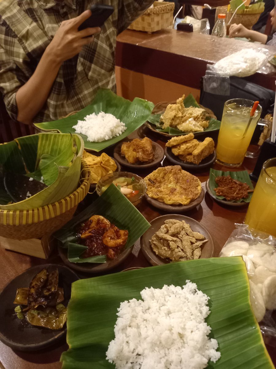 Azilong37's tweet image. Thanks to @asettetap ,dr siang sampe petang nemenin muter2 sby buat nyari barang. Maaf sering tanya arah hahaha dan makasih buat wejangannya 😆