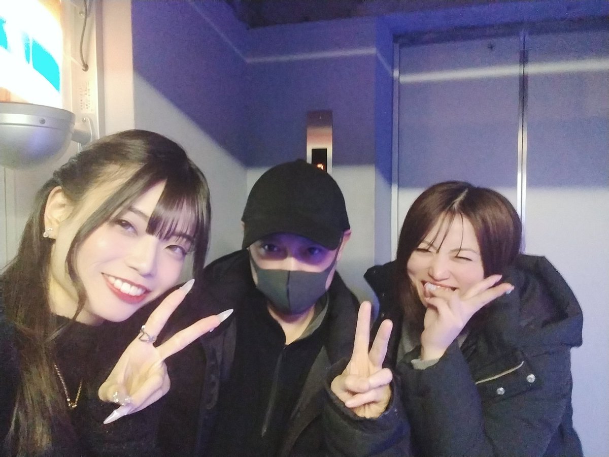 しっかりゆんちゃんとも撮ってるやん笑 卍ポーズしてないし笑