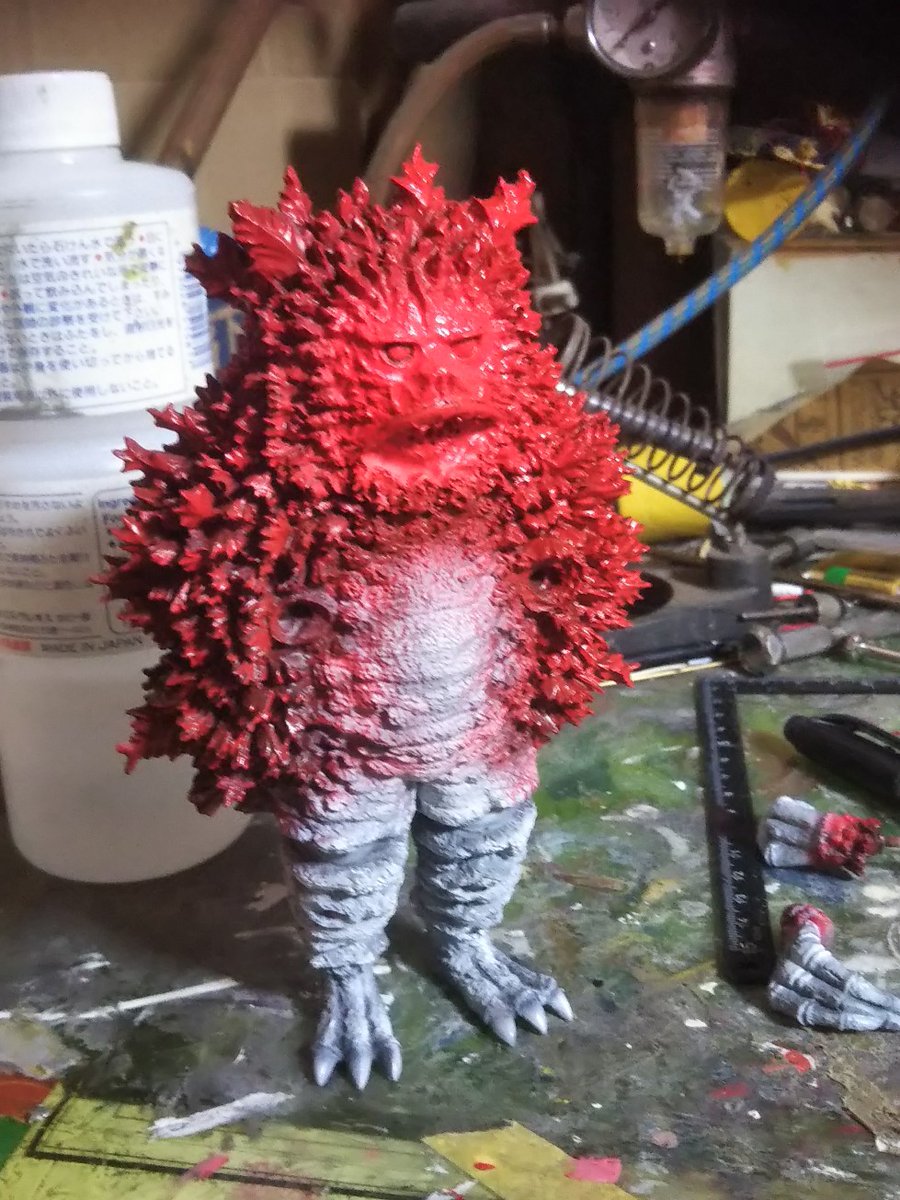 獣志道さんのガラモンのガレージキットの塗装を進めました。まず影になる色を塗りました。胴体と脚は白で凸部にハイライトを入れていきます。後で墨流しするのでちょっと明るいくらいでOK。ヒレは影色が残るようにシャインレッドでなるべくヒレ先端の方に塗料がかきるように吹きました。