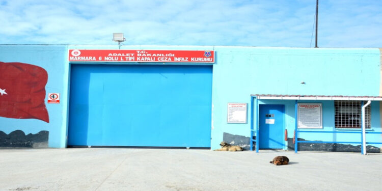 ✅ESP'ye yönelik operasyonlarda tutuklanarak Marmara 6 Nolu L Tipi Hapishanesi, F-9 Alt Koğuşu’na götürülen tutsaklar, kameraların koğuş içlerini izlemesi ve baskılara karşı 20 Şubat'ta 3 günlük açlık grevine başladı. 

Tutsaklar, çözüm olmazsa SAG'a başlayacaklarını belirtti.