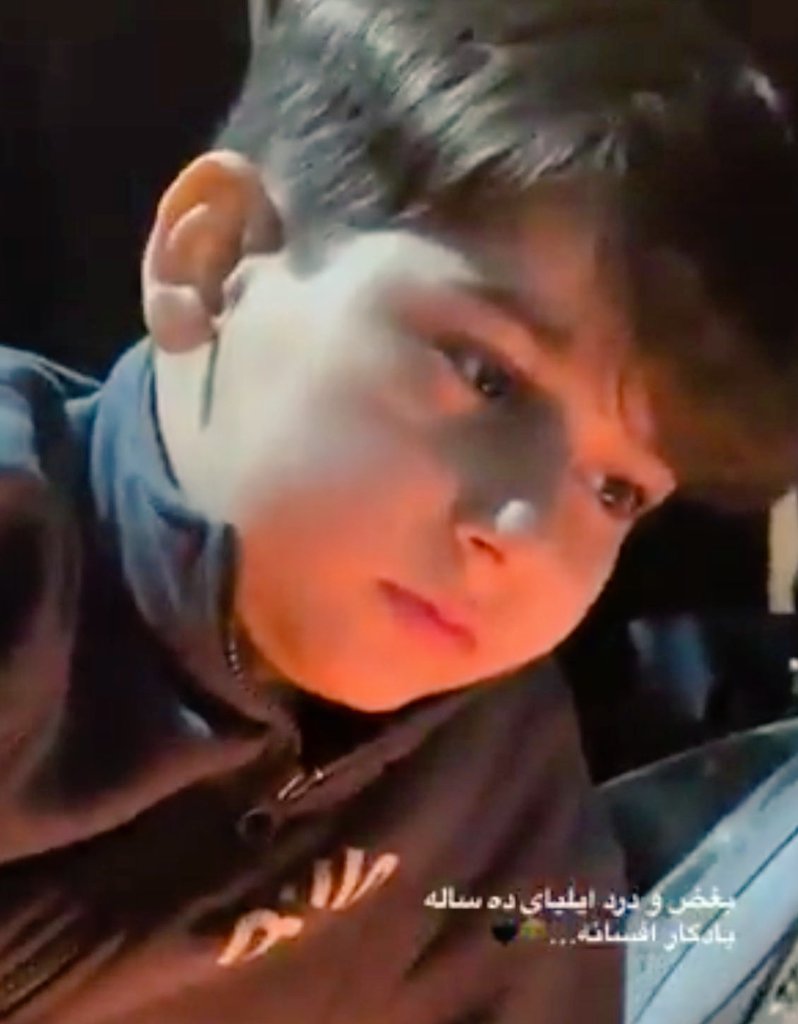 من از لحظه‌ای که این بچه رو دیدم، اشک‌ها و حسرتاشو دیدم، ناله‌های از ته دلشو دیدم، دارم دیوونه میشم
این دو ماه تا تونستم خودمو قوی نگه‌داشتم اما دیدن درد دل ایلیا با خاک مادرش منو شکوند، خرد کرد، نابود کرد!
فقط ازون حرومزاده‌ای که اون لحظه ماشه رو کشید و مادر این بچه رو ازش گرفت