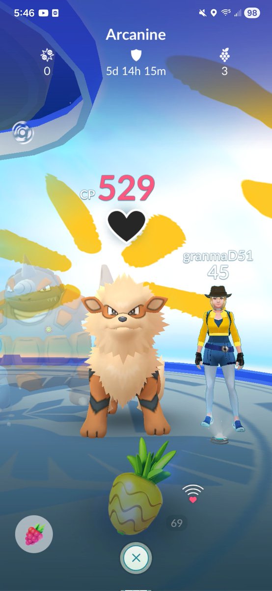 ChrisBissell2's tweet photo. @NianticHelp keep getting this error trying to berry pokemon in gyms. Every gym i am in plus went to another in person also blue it wouldnt let me berry https://t.co/RCVfEboFeb