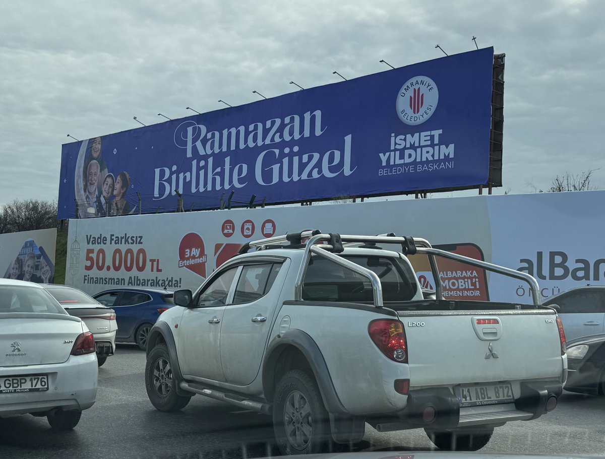 Bu millet geçim derdindeyken, tabelaların derdi kimin için?

Bu ekonomik krizde, bu yoksullukta, bu pahalılıkta…
Sadece Ümraniye’de değil, Türkiye’nin dört bir yanında karşımıza çıkan devasa belediye tabelalarının maliyetini hesap eden var mı Allah aşkına?

Bu tabelalar kimin