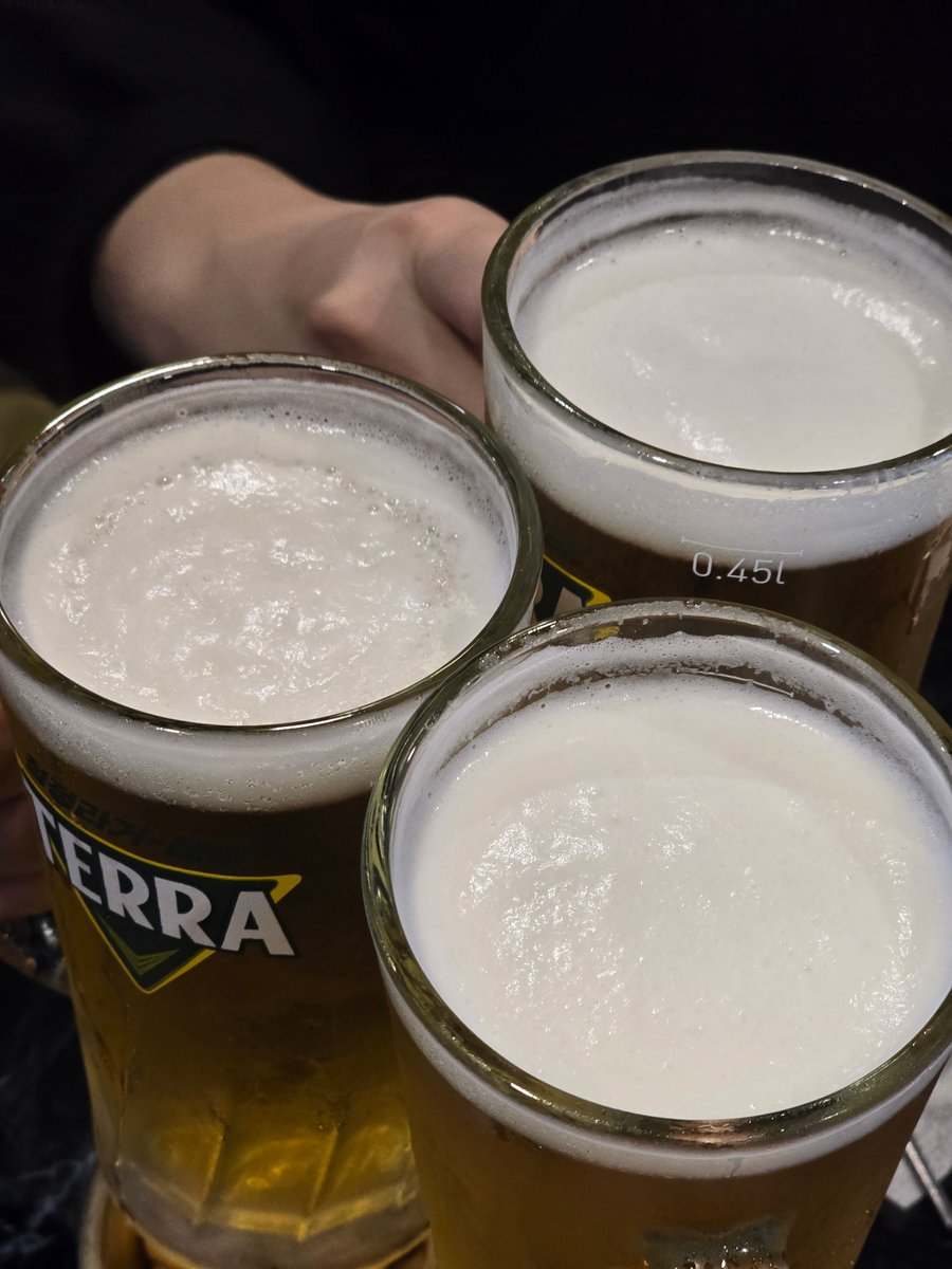 혜화 나들이 후 시워언한 맥주 마시기 🍻

🐱 : ✨️👀✨️
🐻 : (의젓) 💪
🐰 : 얘들아 스마 ~ 일 !