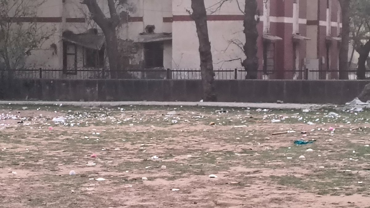 vermasnk's tweet photo. Garbage and waste lying in govt. Park. Sector 3 pushp vihar  saket 110043. Irresponsible officers in the govt. Department @sdmc
@MCD_Delhi @CPWDGOV @PMOIndia_RC  @CMODelhi @DGCPWD https://t.co/wGEG9VhUzB
