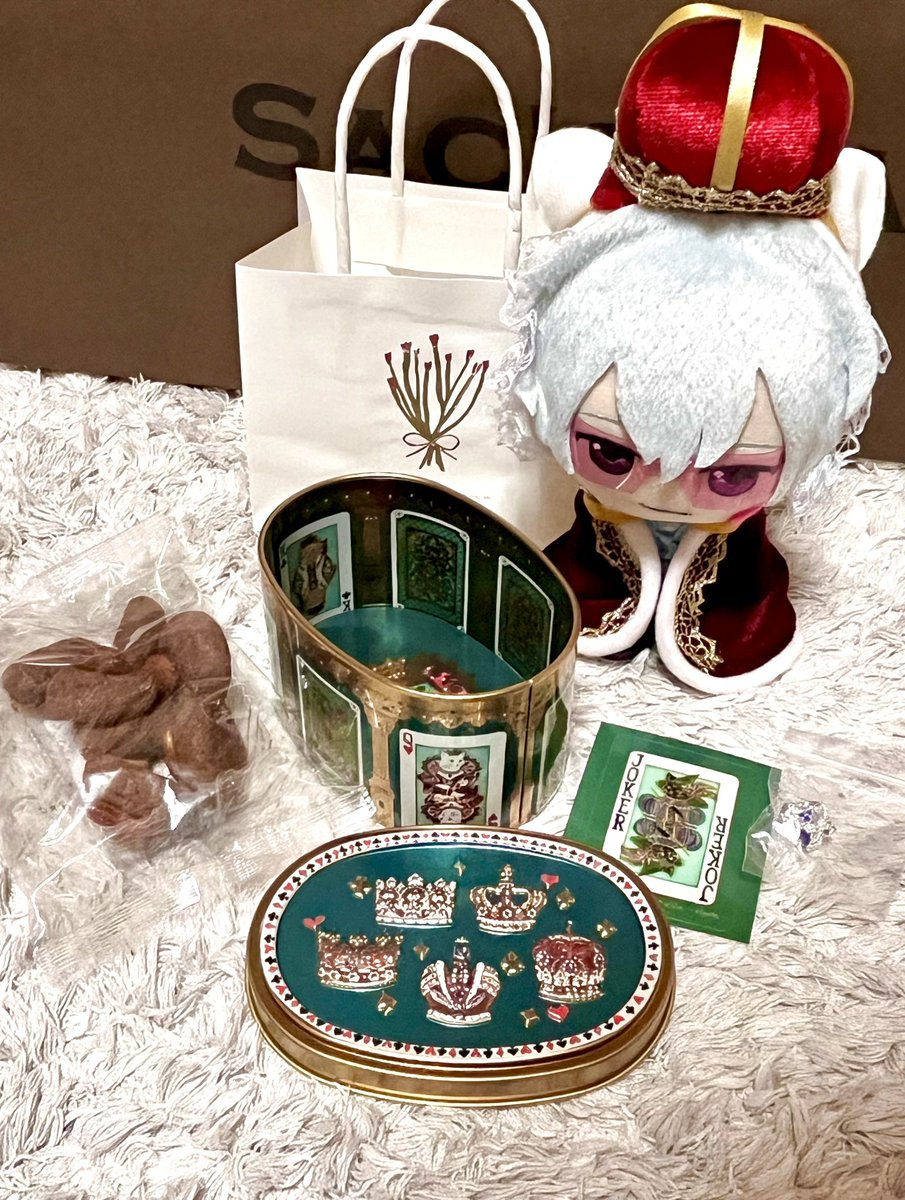 そういえば上げ忘れていたビジュ買いした猫のトランプ缶♠️
おまけのクラウンはシルバー×青で道夫っぽいカラーだったよ〜