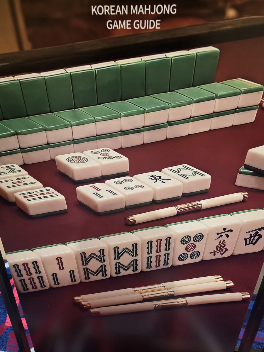 実際に麻雀卓の椅子に座ってみました。が、ちょっと低い😅💦 下に2卓