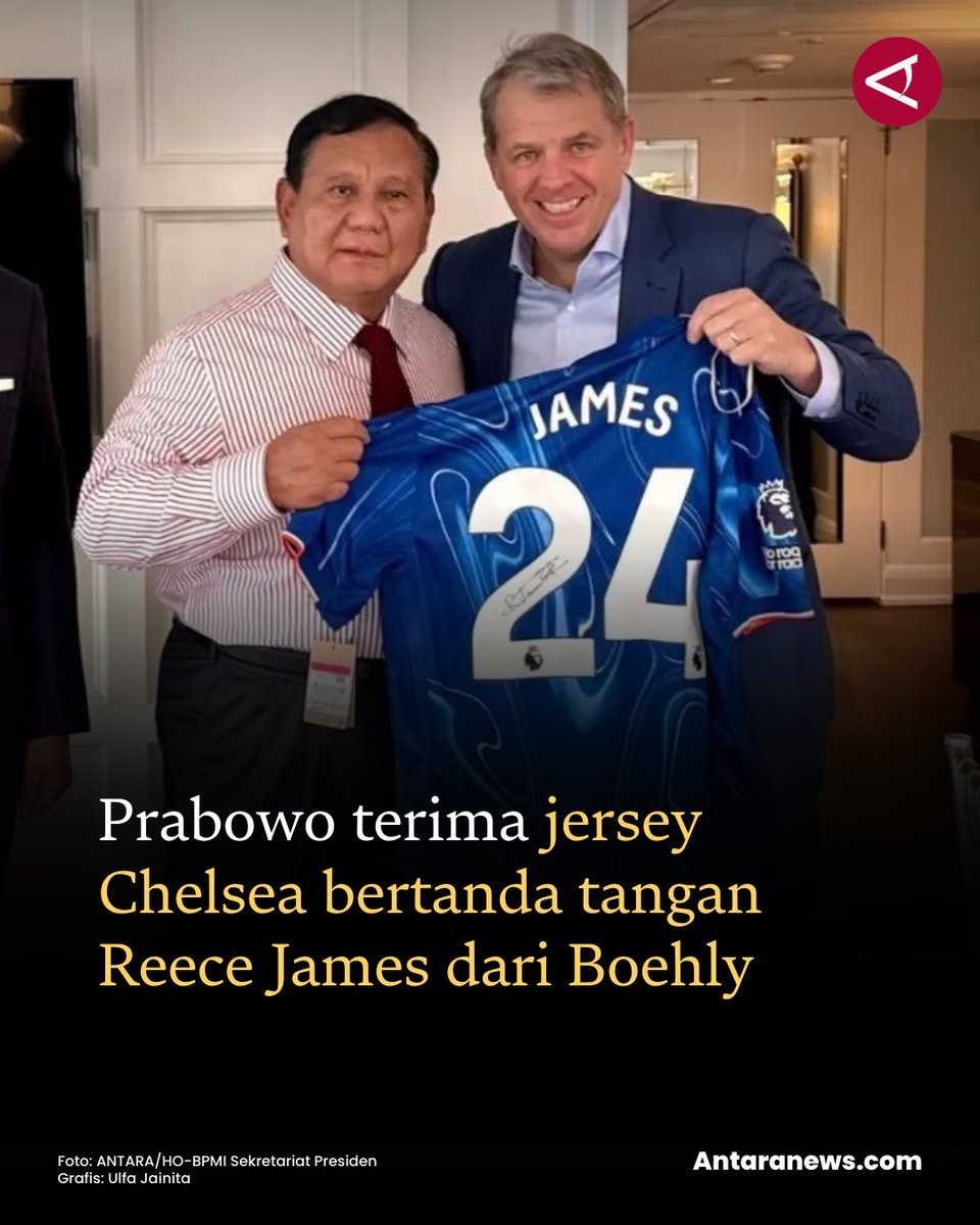 antaranews's tweet photo. Presiden Prabowo Subianto menerima jersey atau seragam klub sepak bola Inggris Chelsea berwarna biru bertanda tangan kapten tim Reece James dari Todd L. Boehly di Washington DC, Amerika Serikat, Jumat (20/2).

Boehly merupakan CEO Eldridge Industries yang juga pemilik klub Liga Inggris Chelsea dan klub basket Los Angeles Lakers.

Jersey tersebut bernomor punggung 24 dan bertuliskan nama James. Prabowo dan Boehly berfoto bersama dengan jersey itu, didampingi Menteri Investasi dan Hilirisasi yang juga CEO BPI Danantara Rosan Roeslani.

🔽🔽🔽
Baca selengkapnya: https://t.co/pcMMRmhjTN