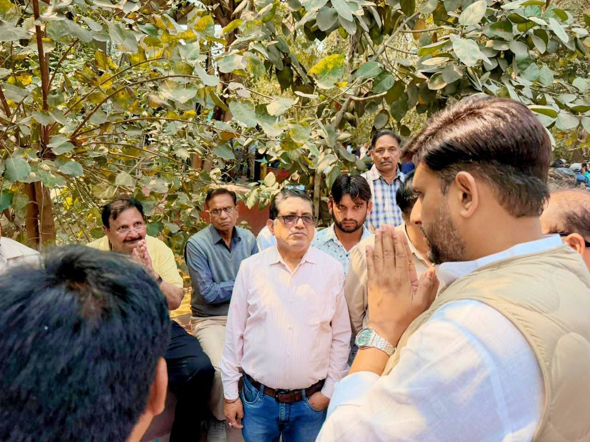 हिंदुस्तान के वरिष्ठ पत्रकार श्री विधि सिंह जी के निधन का समाचार अत्यंत दुःखद है। आज उनके पार्थिव शरीर के अंतिम दर्शन कर दिवंगत आत्मा को श्रद्धांजलि अर्पित की।

वे एक सजग, निष्पक्ष और समर्पित पत्रकार थे, जिनकी लेखनी समाज के प्रति उत्तरदायित्व और सत्यनिष्ठा का परिचायक थी। उनका