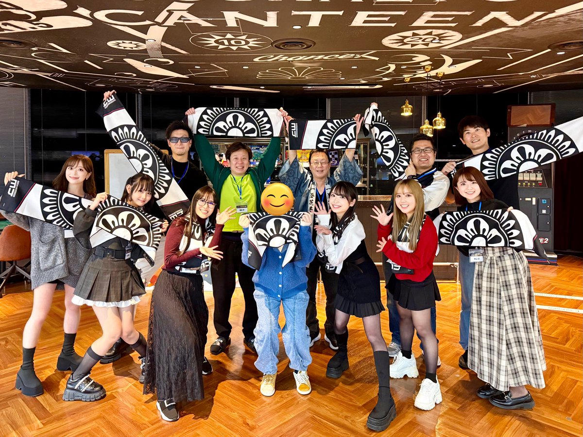 急ぎの帰りの方から皆で撮影できる権利を譲っていただいて美女に囲まれ