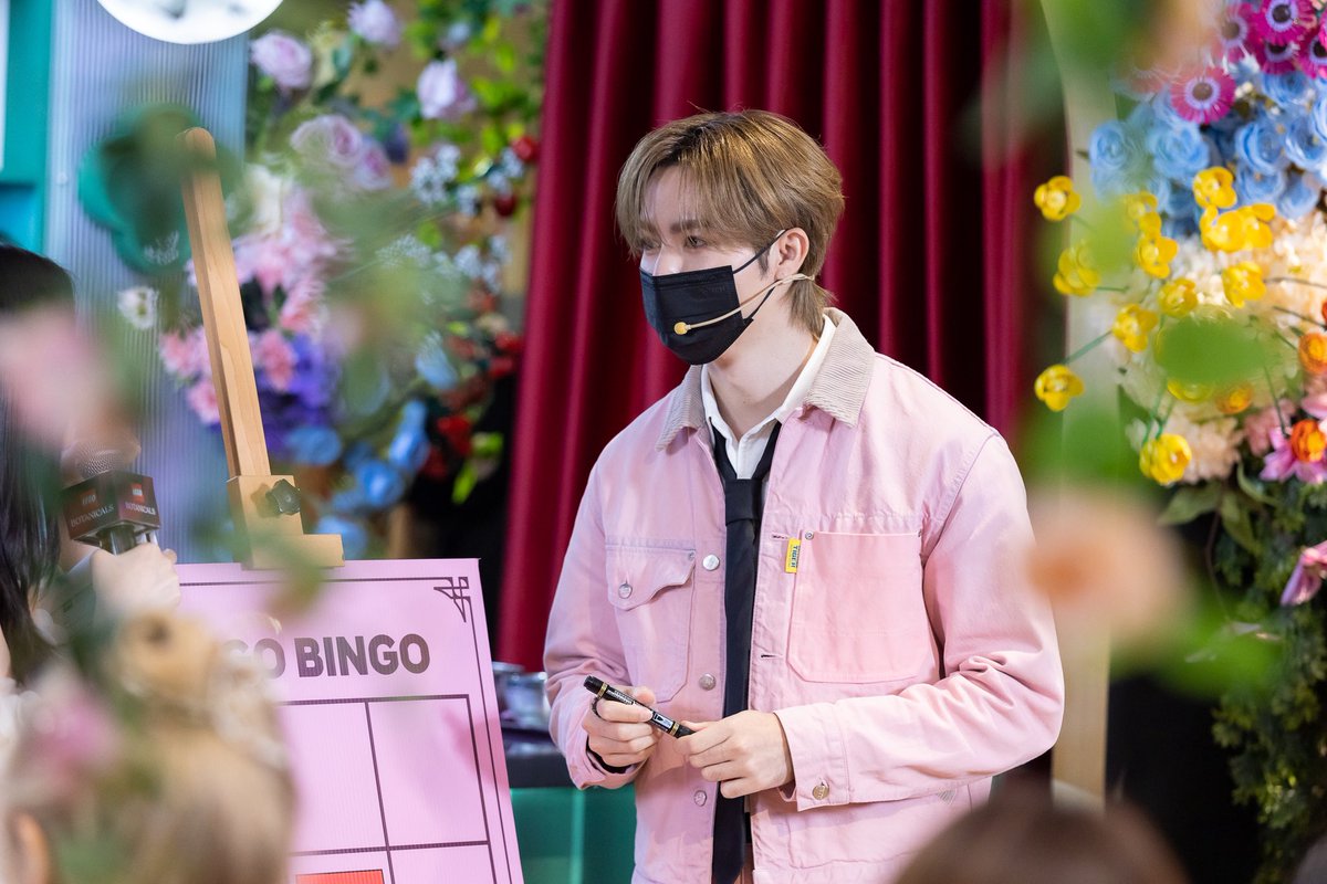นี่ไม่ใช่รูปภาพนะคะ แต่เป็นรูปหล่อ

🌷#ZeeNunew ร่วมงาน LUCK &amp; LOVE : A Timeless Valentine Collection by LEGO Botanicals ณ Living Hall ชั้น 3 สยามพารากอน

#ZeePruk #SiamParagon
