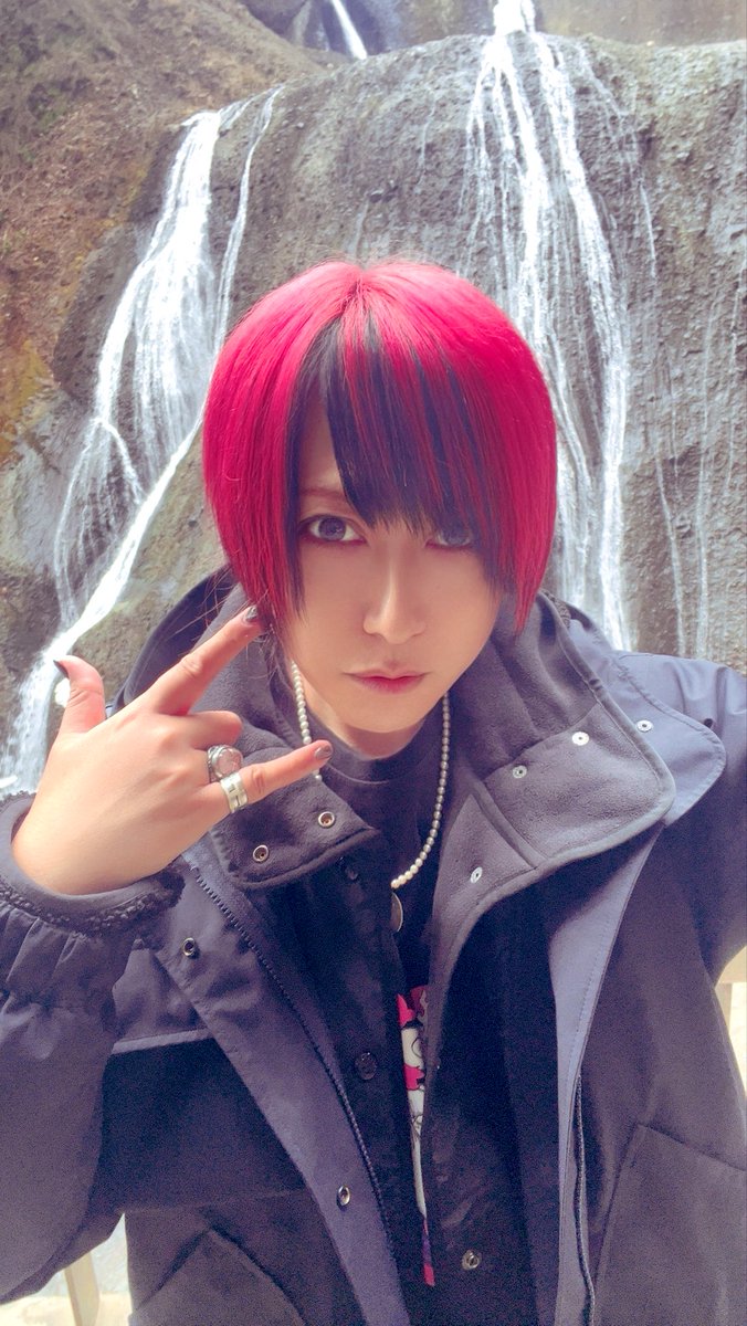 僕は生き急いでるのか、
人生で平気で裏切られたり
手のひら返しされたり

さすがに疲れるよ

自分は自分、人は人って思うようにしてるけど、
バンドって家族みたいなものだから

広いようで狭い世界

その中で裏切られて努力を踏みつけられて