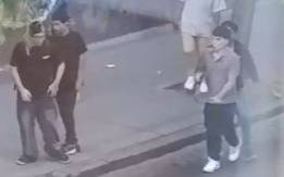 #LaPlata
📍7 y 49
En pleno centro de la capital bonaerense, una chica fue brutalmente atacada en manada después de que rozó a otra al pasar caminando frente a un boliche.
La tiraron al piso, le pegaron hasta con los tacos de zapatos y la patearon hasta dejarla inconsciente. A su