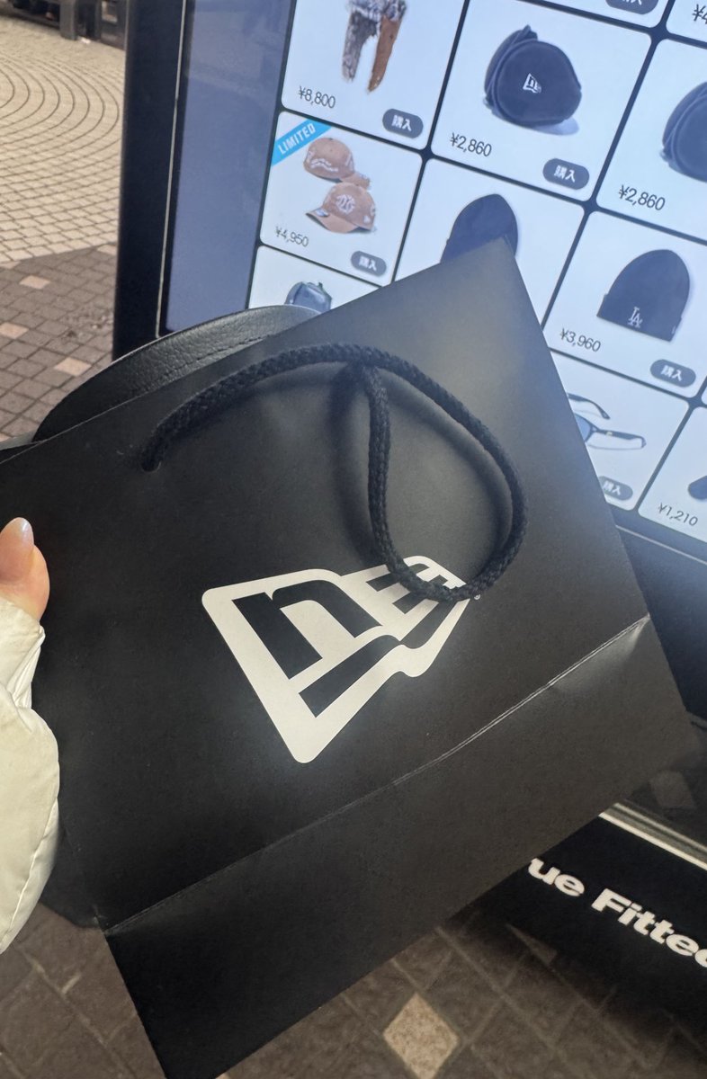 ついた！サッポロ！すごい！
すぐニューエラ！買える！
紙袋ででてくるすごい🧢⚾️