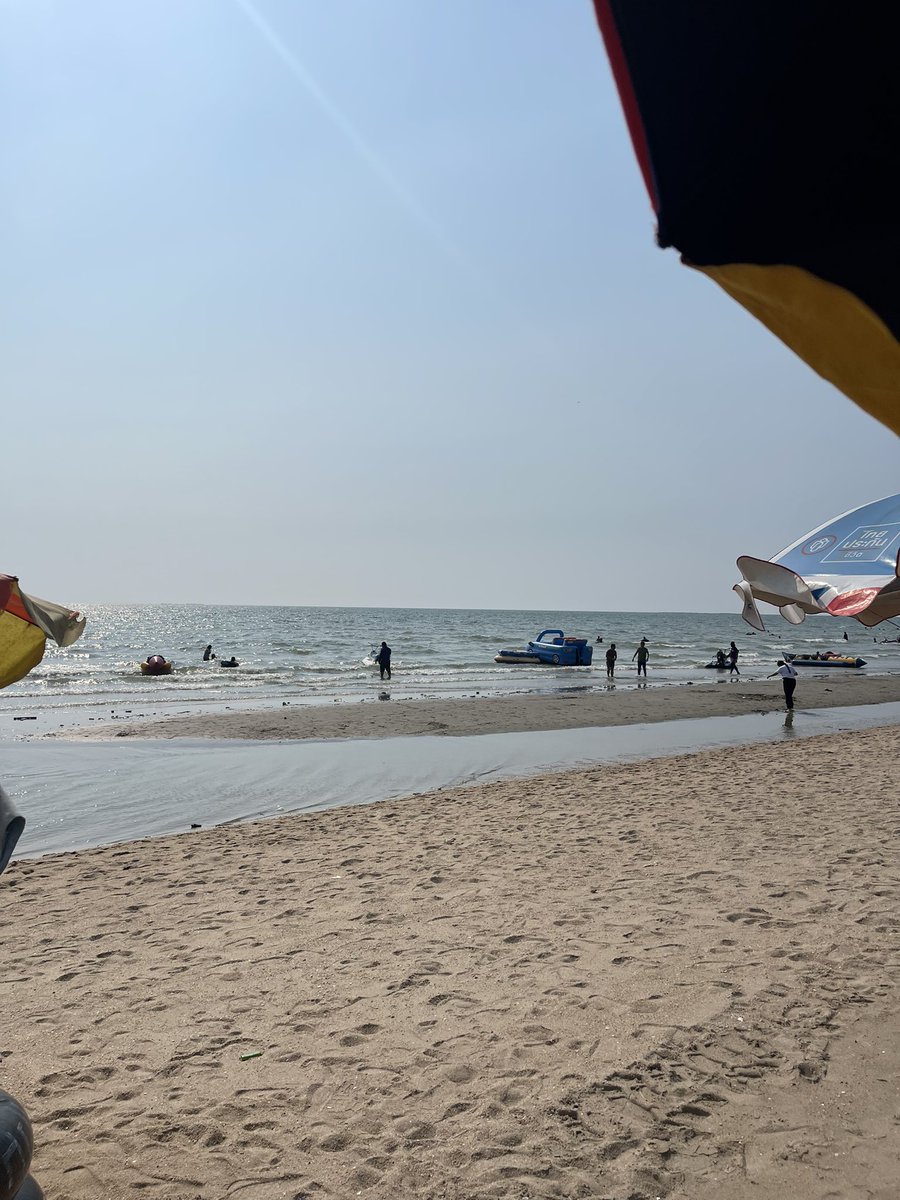 หลังไฮทัชเสร็จ ไหนๆมาไกลก็เลยไปทะเลต่อ สรุปคือร้อนม้ากกก ลงไปแปปเดียวเองง แงง แต่แฮปปี้มากๆวันนี้ เติมพี่นาไปเย้อะเลยยย