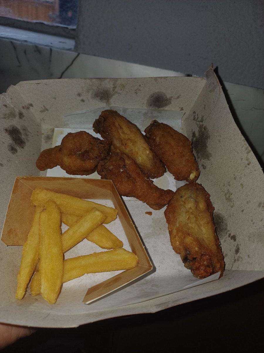 Curvey_Blue's tweet photo. Imagine paying R80 at @ChickenLickenSA only to get this toe size wings https://t.co/NMFEBW7oKQ