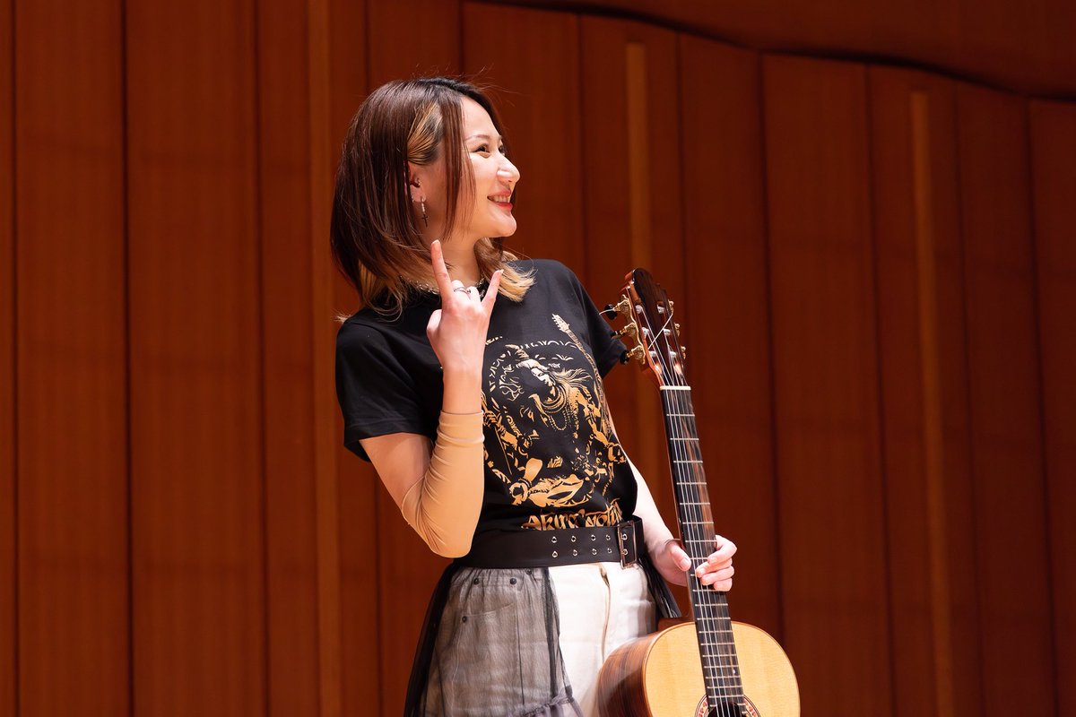 kazuframe's tweet photo. 今日は、猪居亜美さんのアルバム2タイトル同時発売記念リサイタル『CLASSIC×ROCK2026 The Two Roses』を堪能してきました。いやいや、ホント素晴らしくカッコよかった。以前より増して楽しんで演奏してるのが感じられて、超絶技巧の運指の連続にホレボレ😍
CLASSICもROCKもまるでひとつのジャンルに���えて最高のステージでした。

亜美さんが、かわいい写真のアップをご要望されたので、これで許してください。

@amiinoi  #猪居亜美  #浜離宮朝日ホール