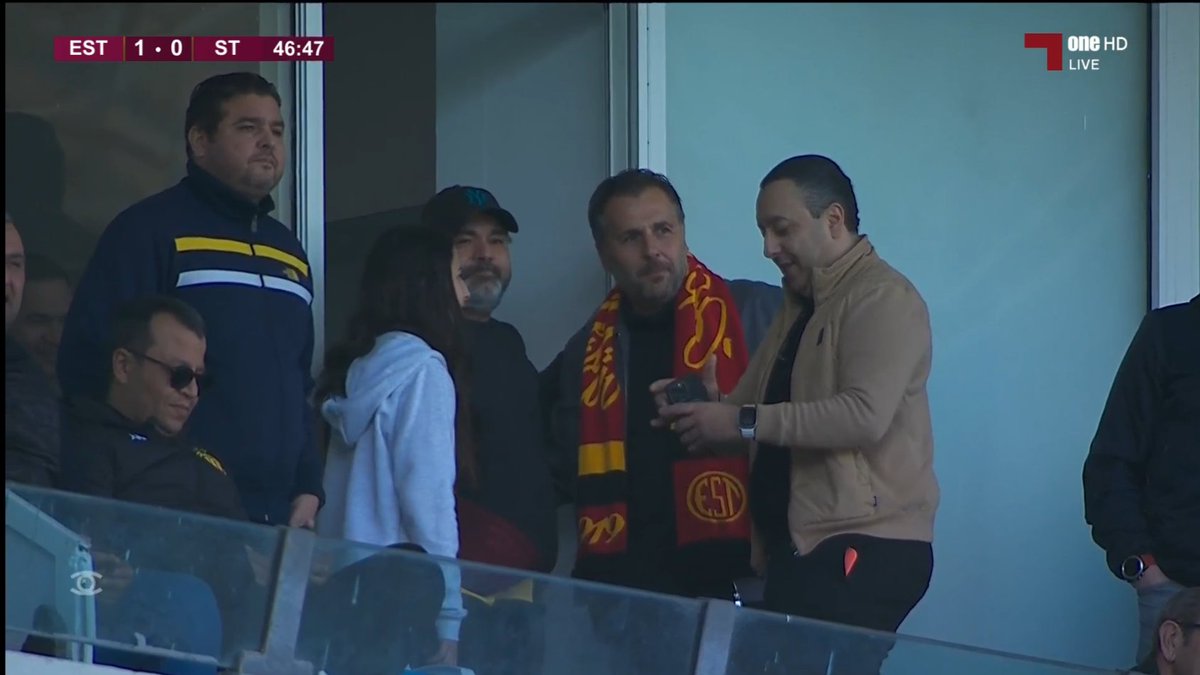 👀 Présent dans les loges…
Le nouveau coach Patrice Beaumelle observe 👔📋