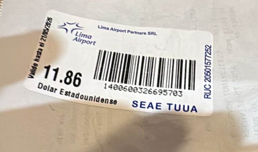 E_FLEISCHMAN's tweet photo. Un amigo peruano que vive fuera y que pasó por #Lima en tránsito hacia el país donde reside:

“Perdí más de una hora -y de milagro no perdí mi conexión- para formar cola y pagar esa tasa de aeropuerto TUUA que nunca vi en otro lugar.
No vuelvo a pasar por Lima ni con LATAM ni con ninguna línea aérea que pare aquí. 
Es un maltrato absurdo, más aún si podrían sumarlo al valor del ticket o cobrarlo online.
Insoportable la estupidez de esta gente.”

Funcionario de LATAM:

“No tiene usted idea del daño que le están haciendo al #Peru con esa barbaridad”.

Ahora imaginen la impresión de los extranjeros. HORROROSO.