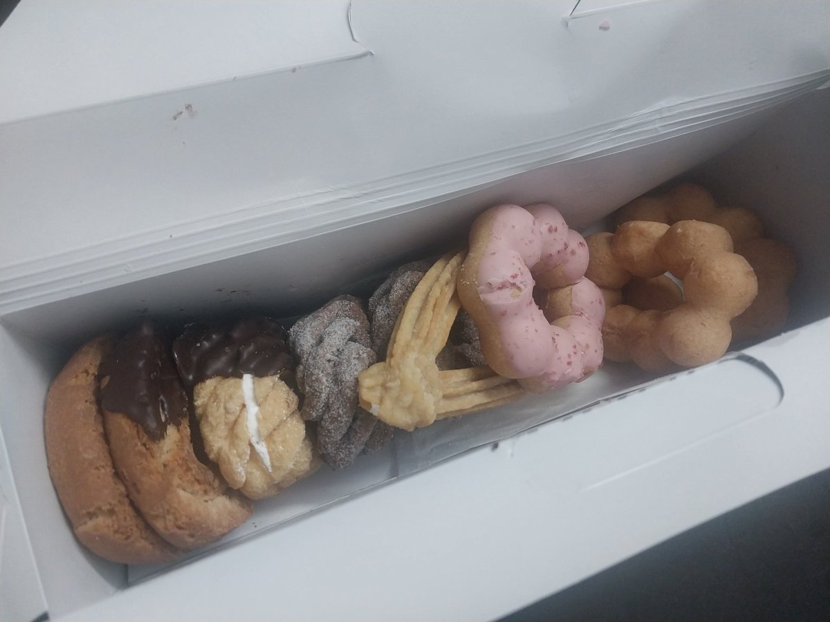 昨日池袋で買ったミスドをお土産で持って帰って来ました　妻はポンデリングをベトナムにはなくおいしいと　いまのところライバル企業なさそうなのでぜひベトナム進出してください（笑）