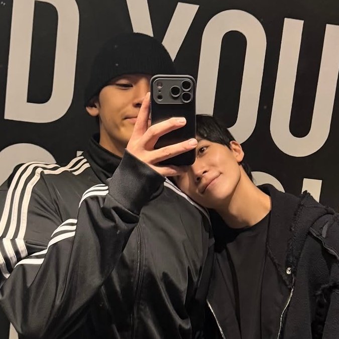 StarR1ver's tweet photo. 어깨에 살포시 얹은거 개처조으네 아
이게 밍앤쫑키차이야 https://t.co/gTQgkbQGGr