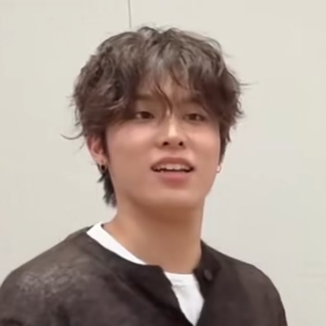 jjeongieya_'s tweet photo. two jeongwoos with the same curls 🥰 #박정우 https://t.co/NAyRg3C43w