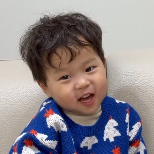 jjeongieya_'s tweet photo. two jeongwoos with the same curls 🥰 #박정우 https://t.co/NAyRg3C43w