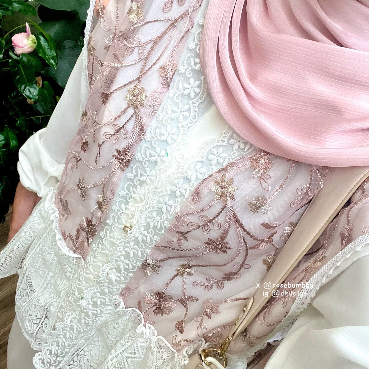 rosebumbby's tweet photo. ONESET CAKEP BUAT DIPAKE DAILY, BUKBER, ATAU LEBARAN CUMA 100RIBUAN! 👀✨💓

modelnya cantikk bgttt! looknya kelihatan mewah, bahannya juga adem, gak bikin gerah, sukaa puolll🫶🏻 https://t.co/kHNdgKRI89