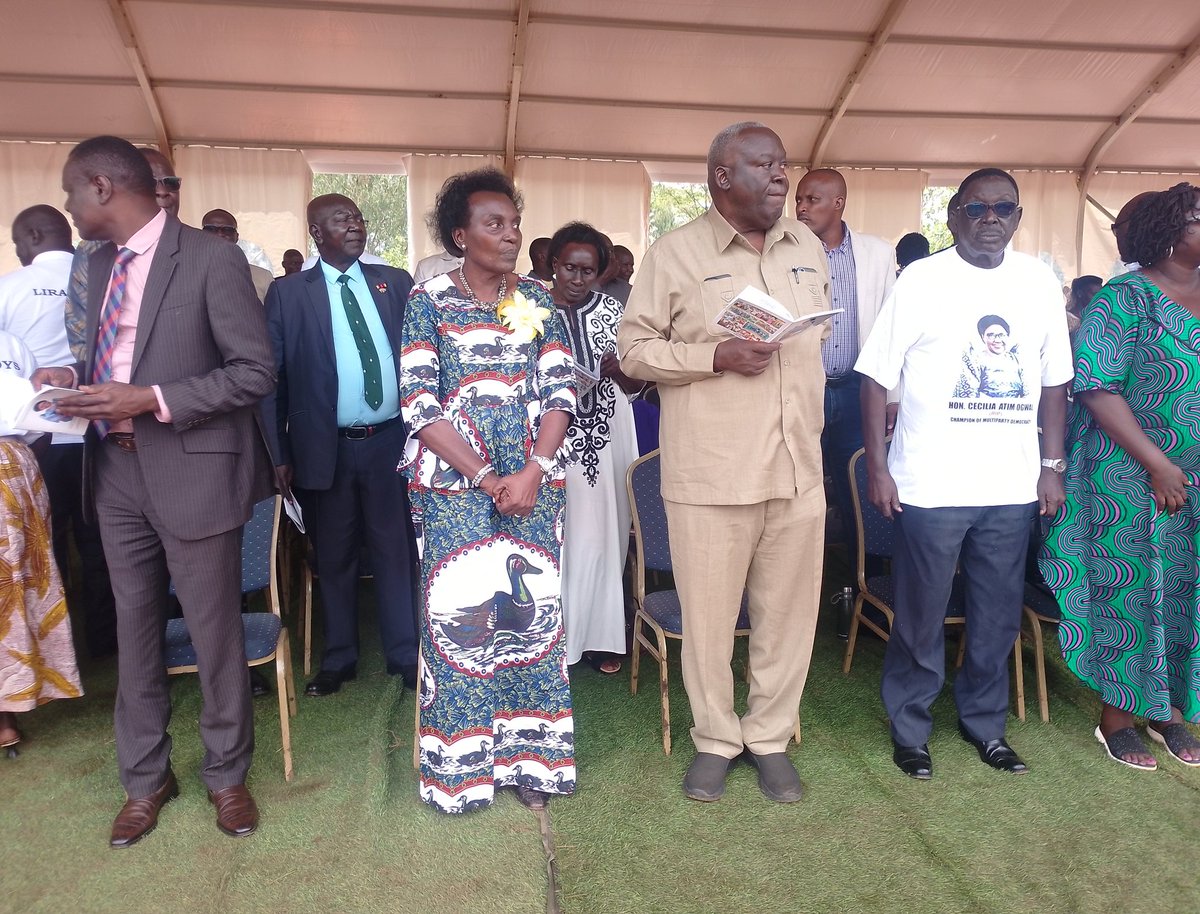 Voiceoflangofm's tweet photo. #Pictures: Erute South MP-Elect Hon. Sam Engola and Apac District Woman MP Hon. Betty Engola are in attendance, at the memorial service of the late Atat Cecilia Ogwal, at her residence in Alito Town Council, Kole District.
📸@OletMo
#VOLUpdates https://t.co/shb7CXBFVK