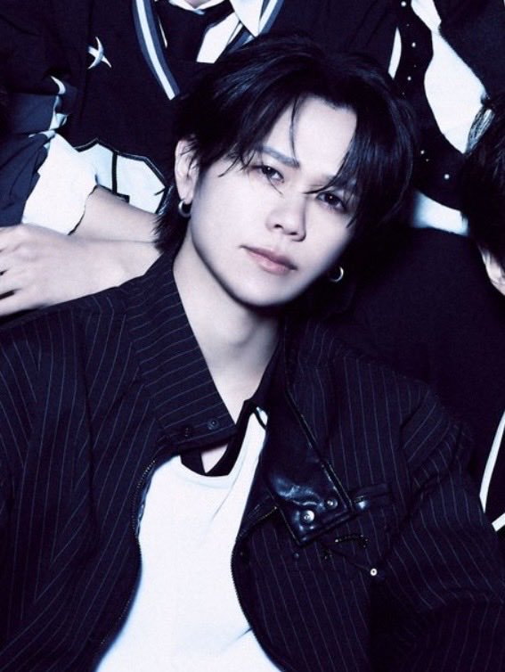 シックな衣装もいいね✨ この感じ大好きです🥰 京ちゃんかっこいいー