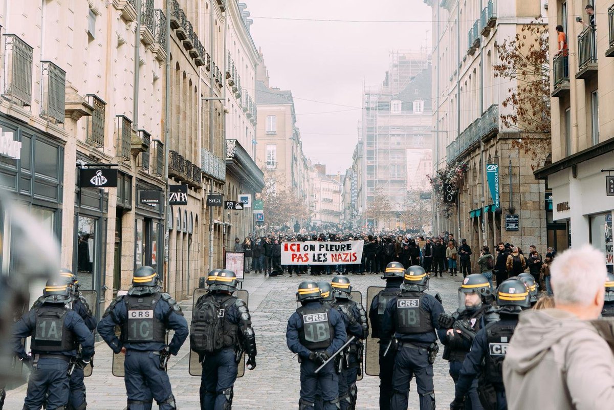 "HERE WE DON'T CRY FOR THE NAZIS"

Solidarity to the anti-fascist society, movements, organizations and groups in #Lyon and everywhere in #France and beyond. NO PASARAN!