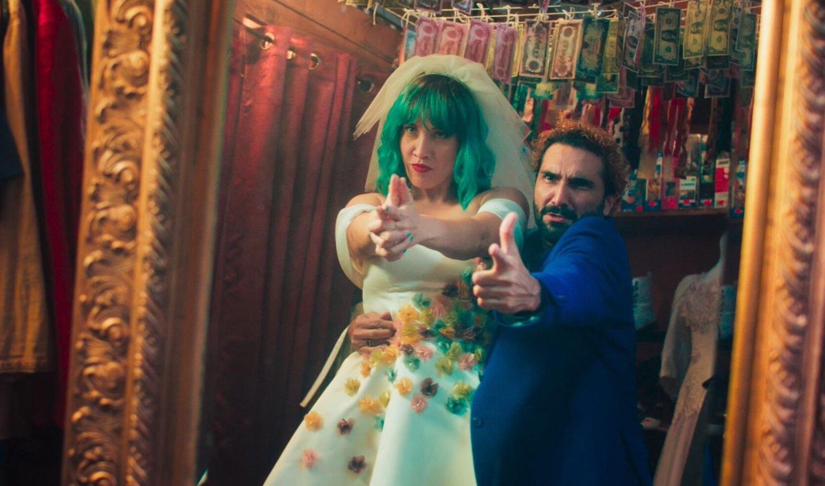 APlusReviews_'s tweet photo. Anclada por un excelente dúo central y acompañada de colores deslumbrantes, "Hasta que la celda nos separe" es una caricatura caribeña en formato live-action. Aunque la comedia se hubiera beneficiado de un ritmo más ágil, esta es una buena propuesta de cine local 🇵🇷 #Bodacriminal https://t.co/pnSzPnTKZk