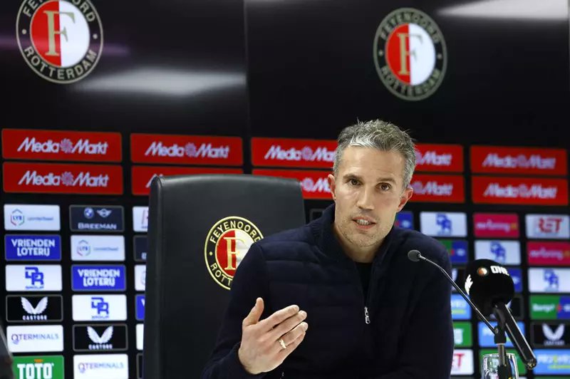 فان بيرسي يفاجئ لاعبي فينورد المسلمين في رمضان. أوضح روبن فان بيرسي، مدرب فينورد الهولندي، أنه يتم مراعاة لاعبي الفريق الصائمين خلال شهر رمضان، بالسماح لهم بالحضور إلى النادي في أوقات متأخرة وتنظيم تدريبات مرنة تتناسب مع صيامهم، مع التنسيق المباشر معهم لتسهيل الأمر قدر الإمكان. ويحتل فينورد المركز الثاني في الدوري الهولندي برصيد 45 نقطة بعد 23 جولة.. المصدر: تصريحات صحفية 