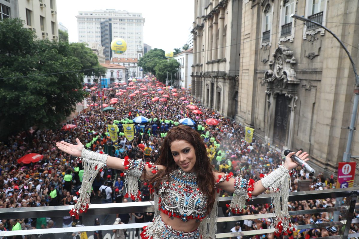*chego no Carnaval do Rio
*levo geral pra um dos maiores megablocos do país
*saio