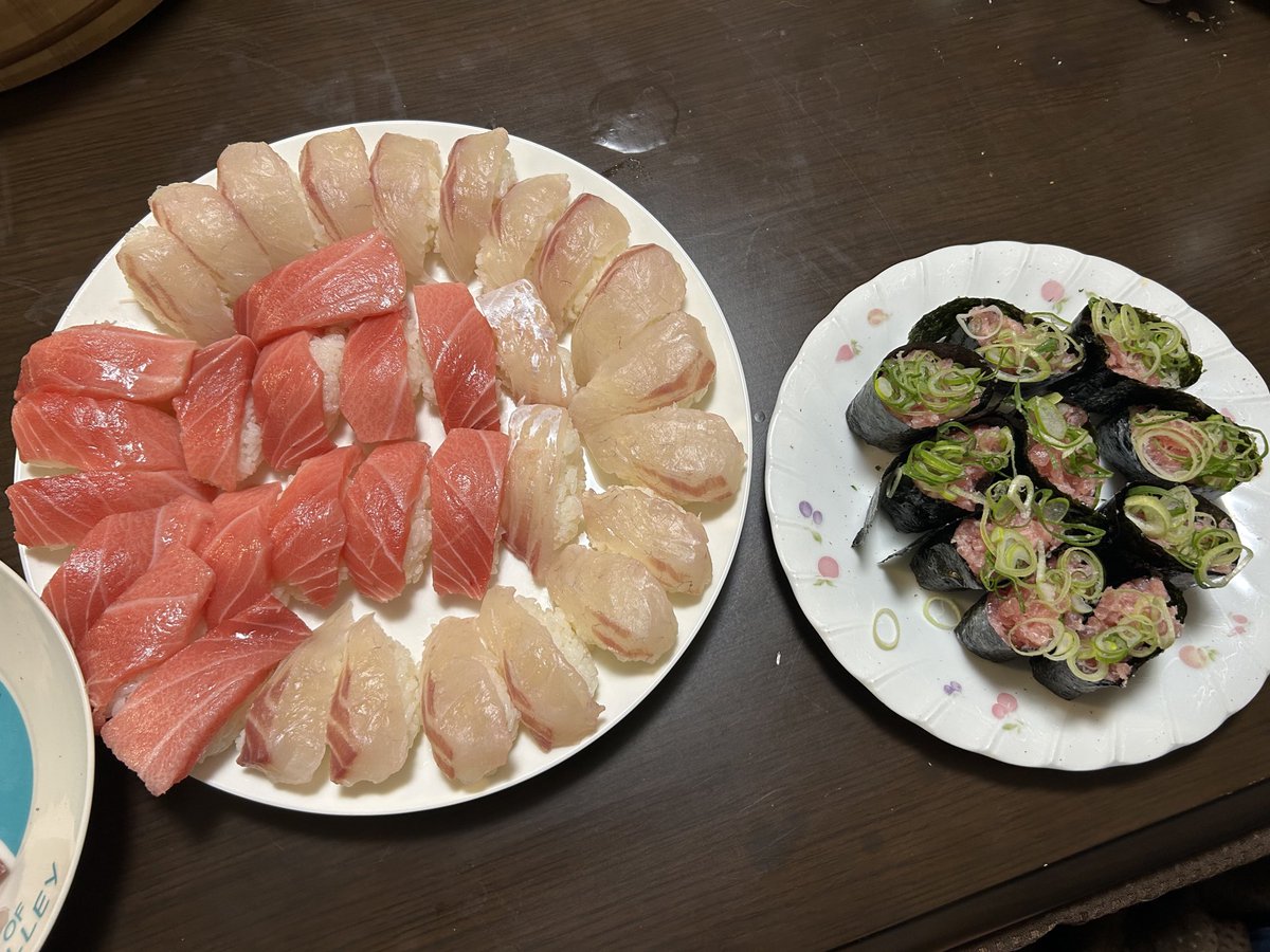 splatoonzei256's tweet photo. 今日はマグロのトロと鯛の握りとネギトロ軍艦作った🐟 https://t.co/yYPZuBEAEB