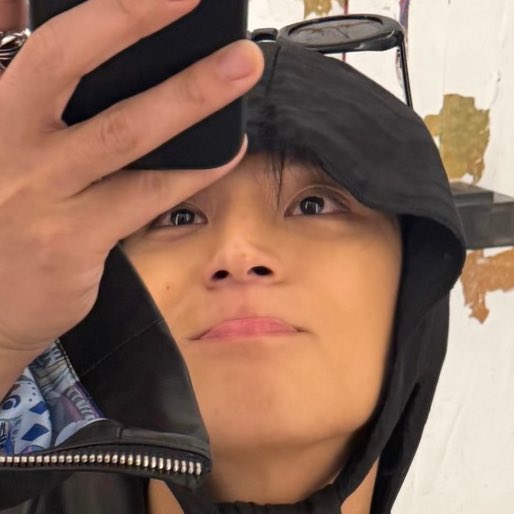 입 뭐야? 귀야워서 책상 주먹으로 내려침