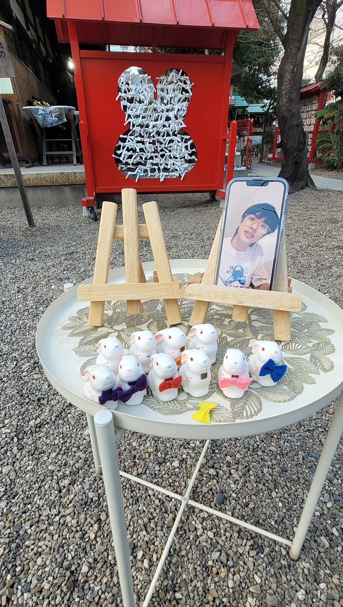 나고야 다녀왔는데 덕질운으로 유명한 신사라고 해서 다들 막 콘서트 당선 되게해달라 그런거 잔뜩 써 있길래 제발 제형이 자주 볼 수 있게 해달라고 빌었다🥺🙏 올해 페벌에서 볼 수 있길🙏 🙏🙏