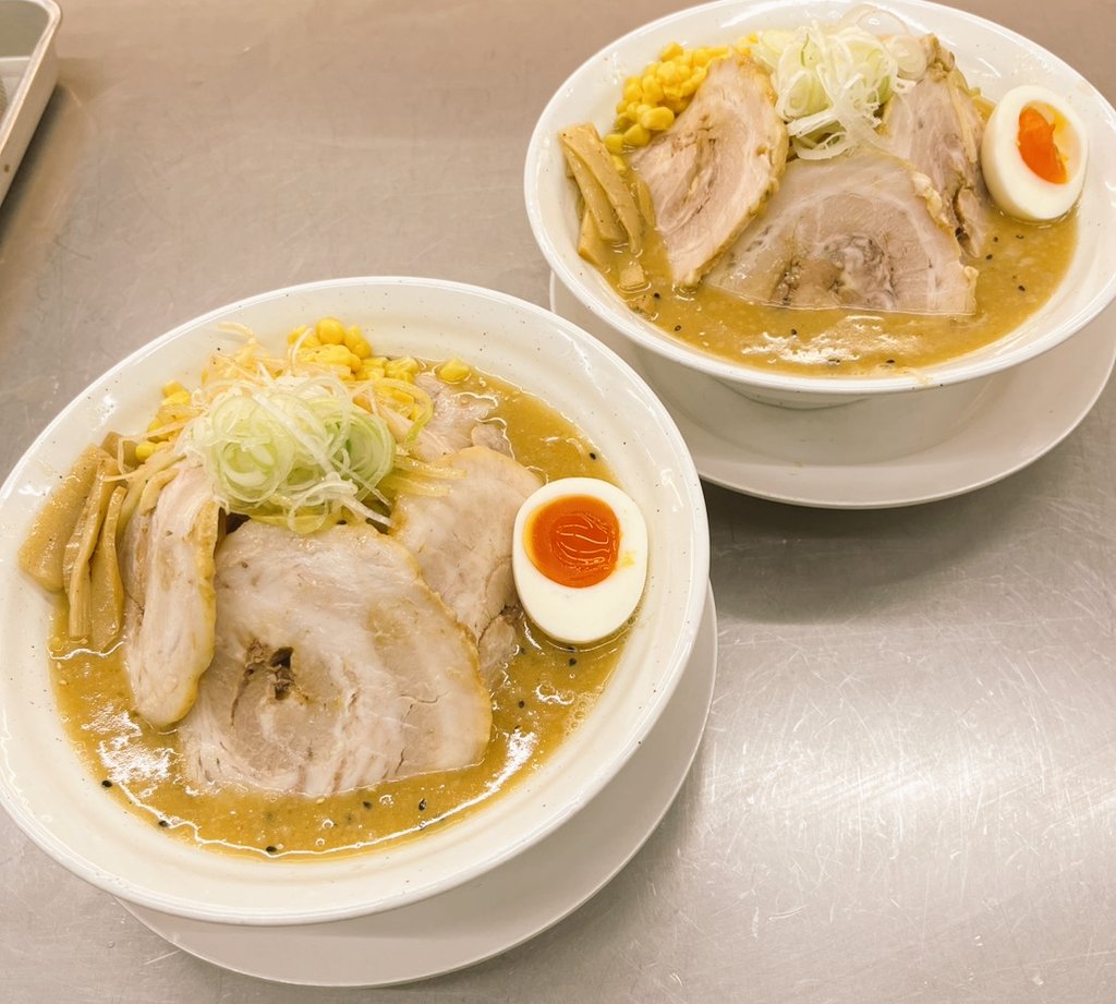 shiwake_0901's tweet image. 三連休の初日は、腹パンになって頂きましたか？
得味噌に腹パンセット出ましたね〜😆
食べた後に、あま〜い和菓子屋食べたくなりますよね。紅葉製菓さんがセールやってるから急げ💨
#麺屋志和家
#with
#紅葉製菓
#さん