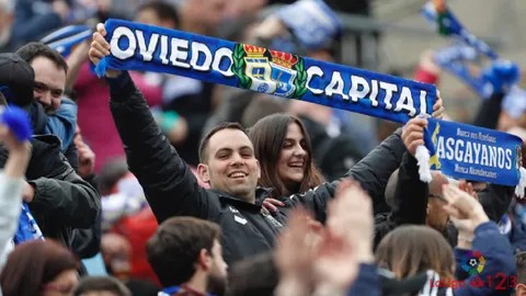 Por cierto, el Real Oviedo será colista, no ganará muchos partidos y todo lo que queráis, pero honestamente, creo que es de las aficiones que más desplazamientos está realizando en LA LIGA.

Y fuera coñas, no me extrañaría que fueran top-3 de LA LIGA. Habría que mirar el dato.