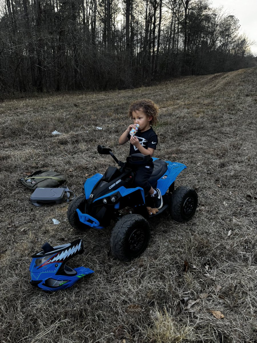 paigestone04's tweet photo. Perfect day for a bear hunt with Opa. 🐻🪾🤍🤍 https://t.co/qbmkFdj7Ui