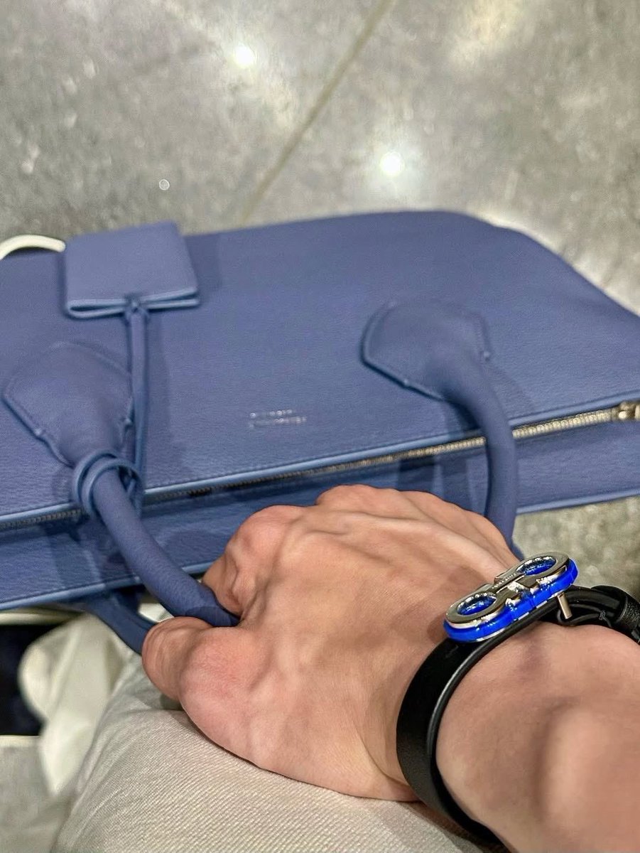 yh and his love for taking pics in this fucking angle