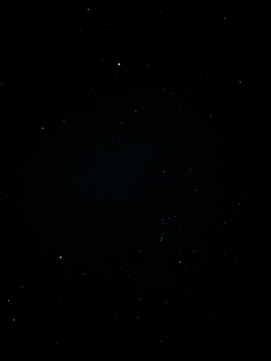 生まれて初めて満点の星空というものを見たけどすごい。星ってこんなに綺麗なんだってなった。見れば見るほど星が見えてきて