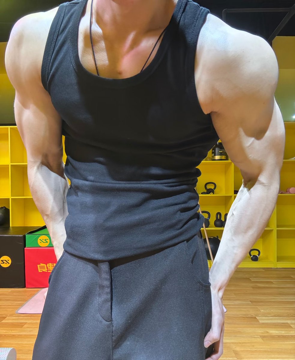 pphenlihai's tweet photo. 没有肌肉怎么办 凹造型啊 #健身 #肌肉 #反差 #腹肌 #男妈妈 https://t.co/LwLiXFxGFP