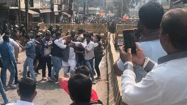 AkashSharmaINC's tweet photo. आज इंदौर में भाजपा के गुंडों ने सरेआम कांग्रेस कार्यालय के सामने पत्थरबाजी की, जिसमें इंदौर जिला अध्यक्ष बड़े भाई श्री विपिन वानखेड़े जी और कांग्रेस के कई साथी गंभीर रूप से घायल हो गए हैं.

भाजपा के नेता कलेक्टर पर हाथ उठाते हैं, फिर पुलिस पर हाथ उठाते हैं, https://t.co/AyUdva2hHW