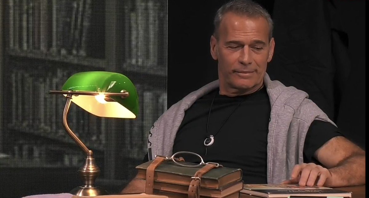 Carlos escuchando a los niñatos que se creen guionistas 😂
#Manupasucasa
#CarlosGanador 
#GHDuo21F