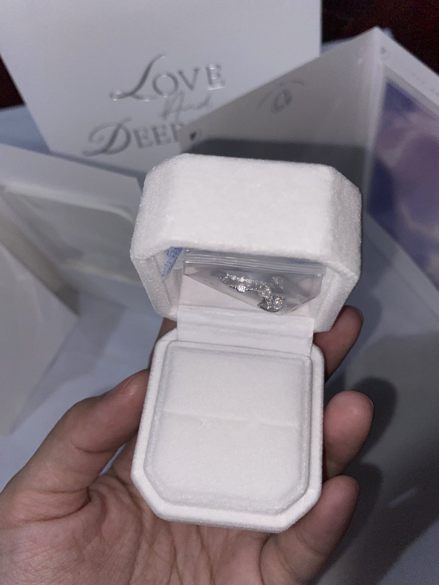 จังหวะเปิดมาแล้วตกใจที่ไม่เจอแหวนในกล่องคือแย่มาก 55555555555555555555555555666655556555 ใจหายไปแล้ว สรุป อ่อ อยุ่บนฝา