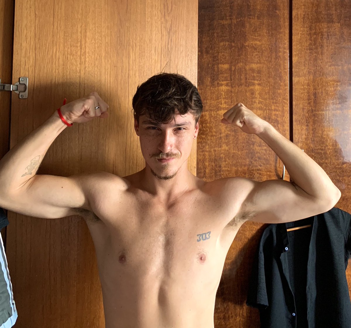 olhos famintos tweet media