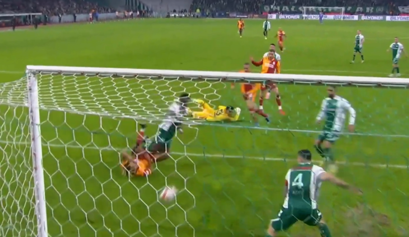 Galatasaraylı oyuncunun rakibini düşürmesi ayrıca dikkatsiz bir faul. Bu engelleme olmasaydı, Konyasporlu oyuncu topla oynayabilirdi. Bu sebepten ilk ihlal ofsayt. 

Eğer bunu ofsayt olarak değerlendirmeyen olursa, zaten faul. Ancak faul top oradan geçtikten sonra yapıldığı için