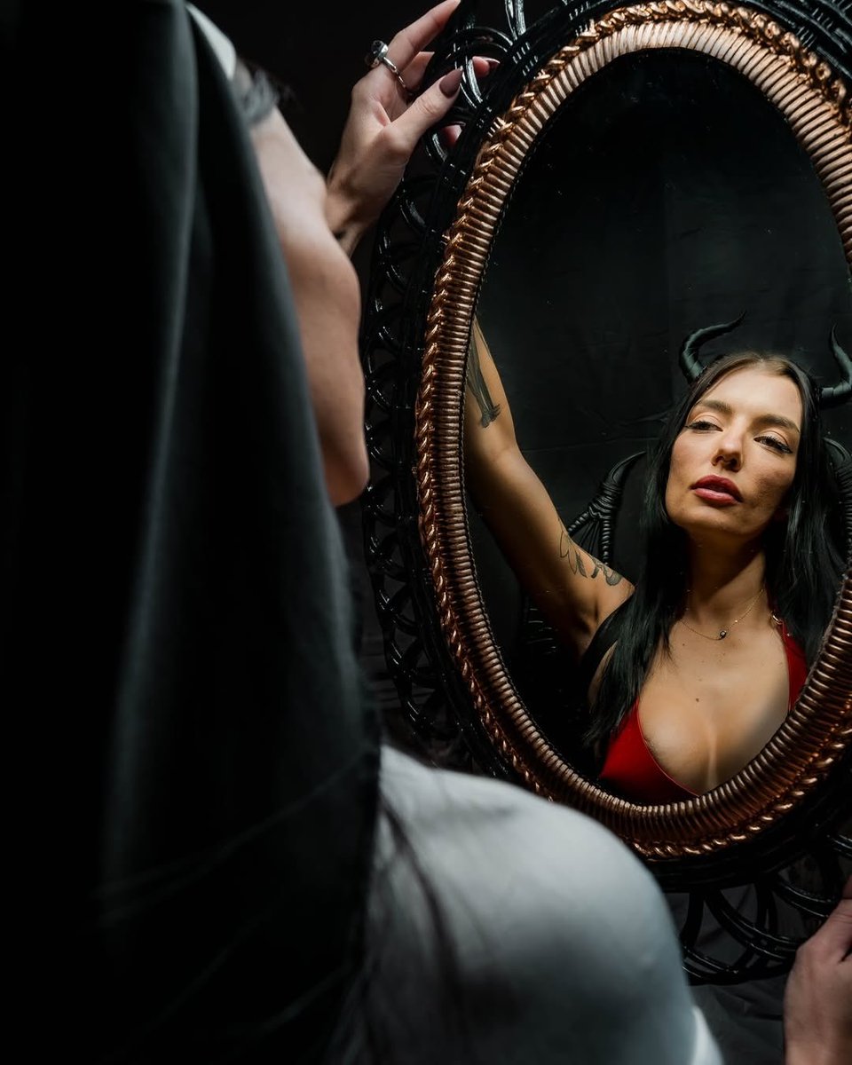 Los espejos han estado asociados a lo maligno por siglos. Se creía que capturan una parte del alma, y que a través de ellos demonios pueden entrar a nuestro mundo. Están también asociados al pecado de la vanidad o soberbia, que es considerado el peor de los pecados capitales.